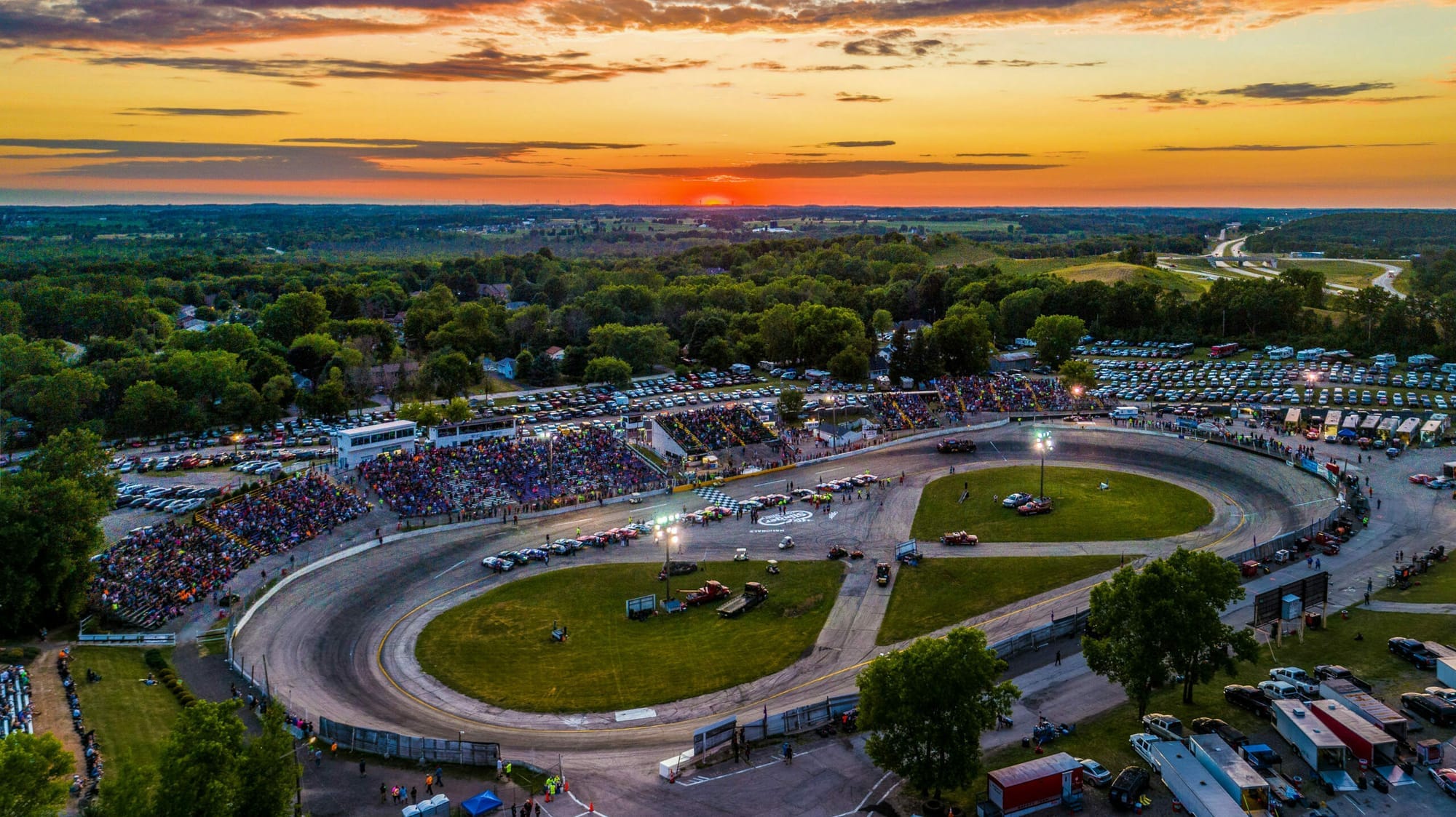 slingersuperspeedway.com